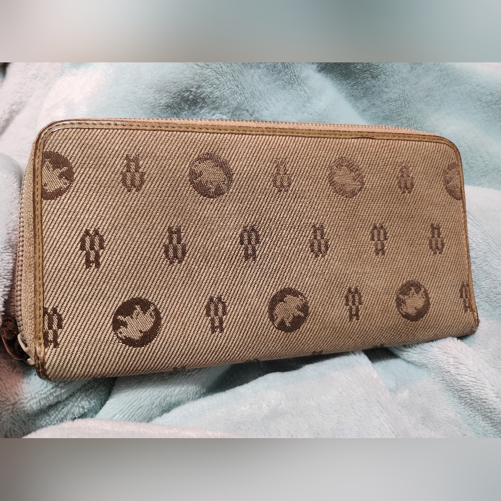 619. EUC Hunting World zippy wallet